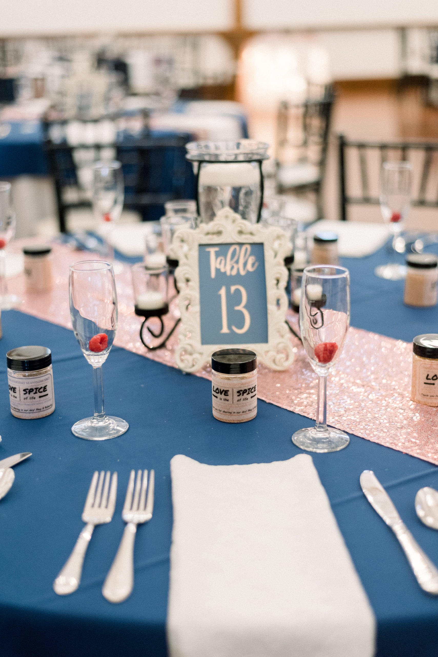 navy table cloth with sparkly pink table runner at evening reception