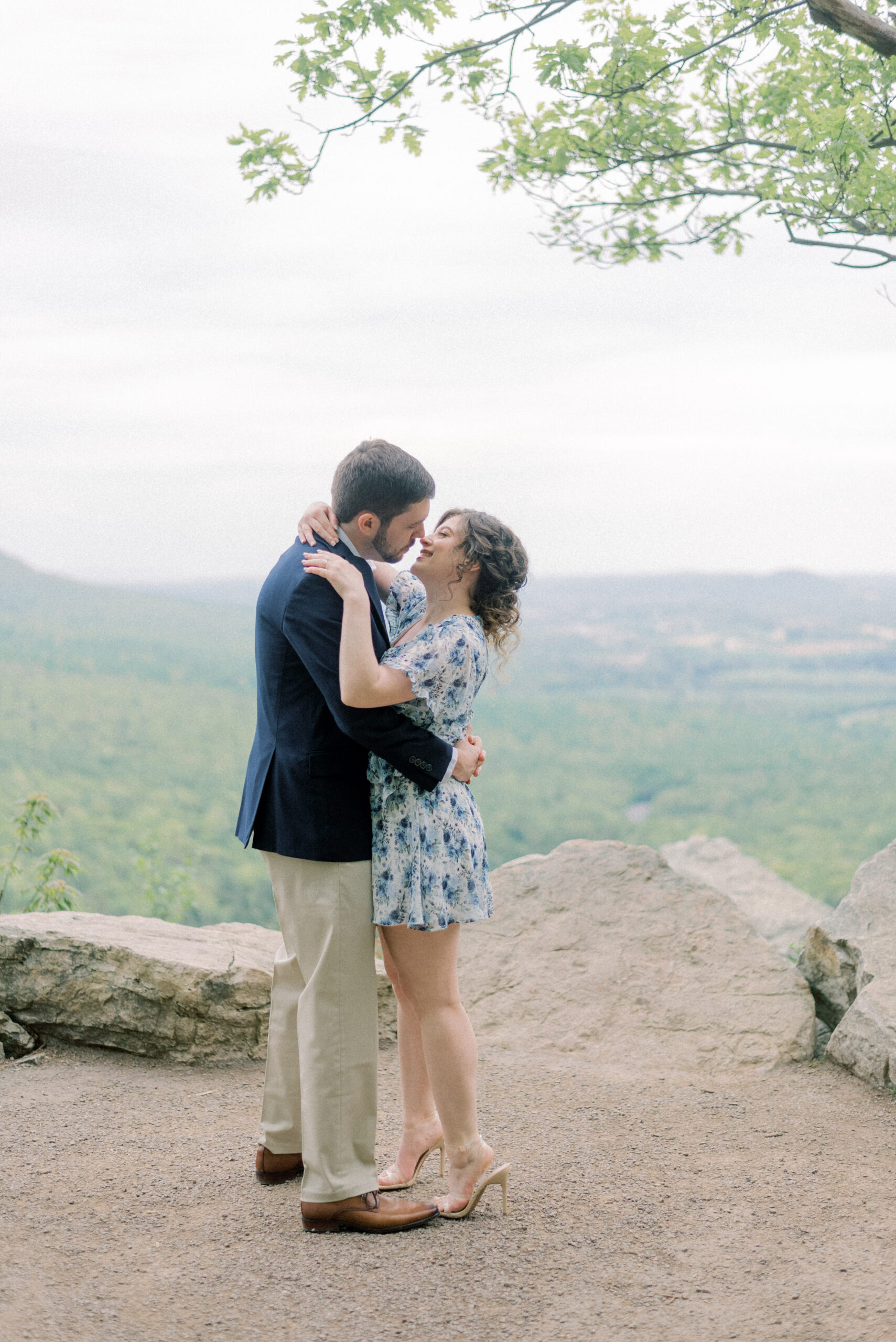 Maryland wedding photographer captures couple dancing on top of Hawk Mountain