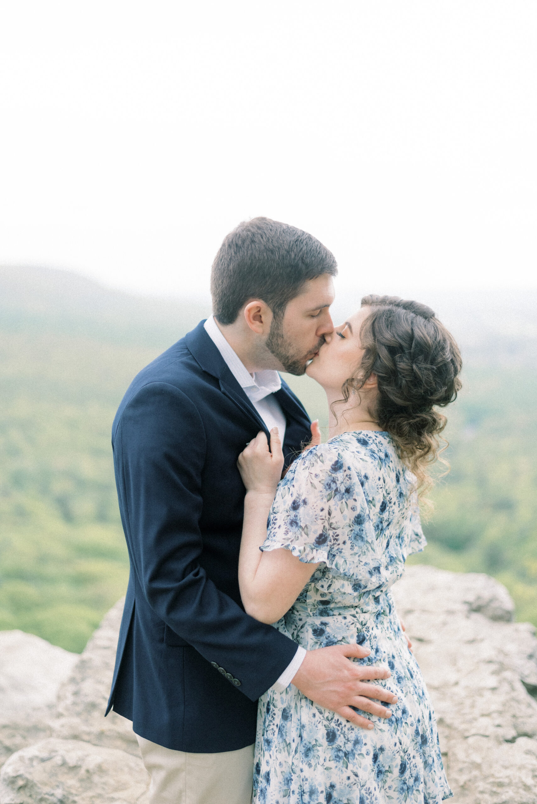 Maryland wedding photographer captures couple kissing on top of Hawk Mountain