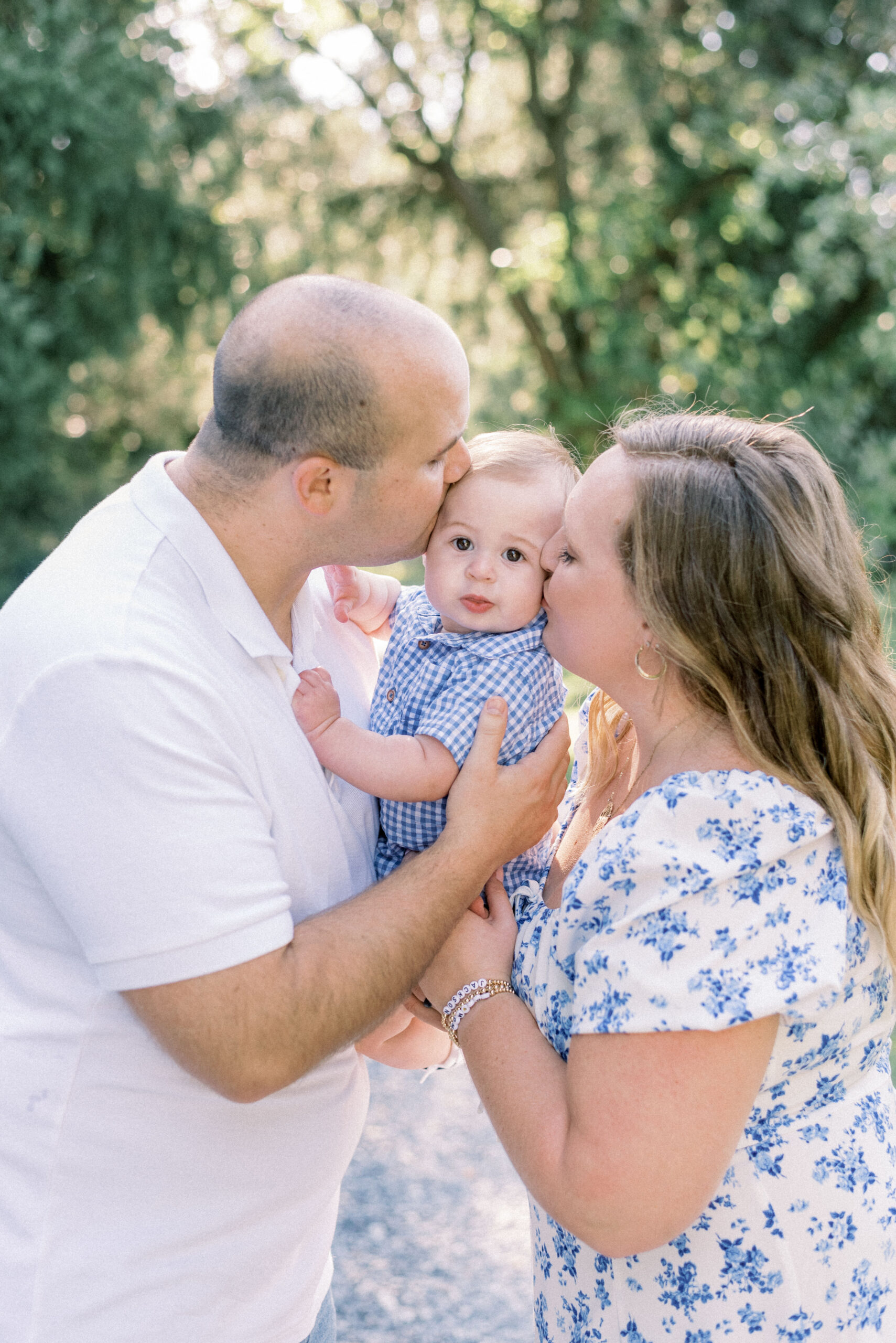 Maryland photographer captures mother and father kissing baby
