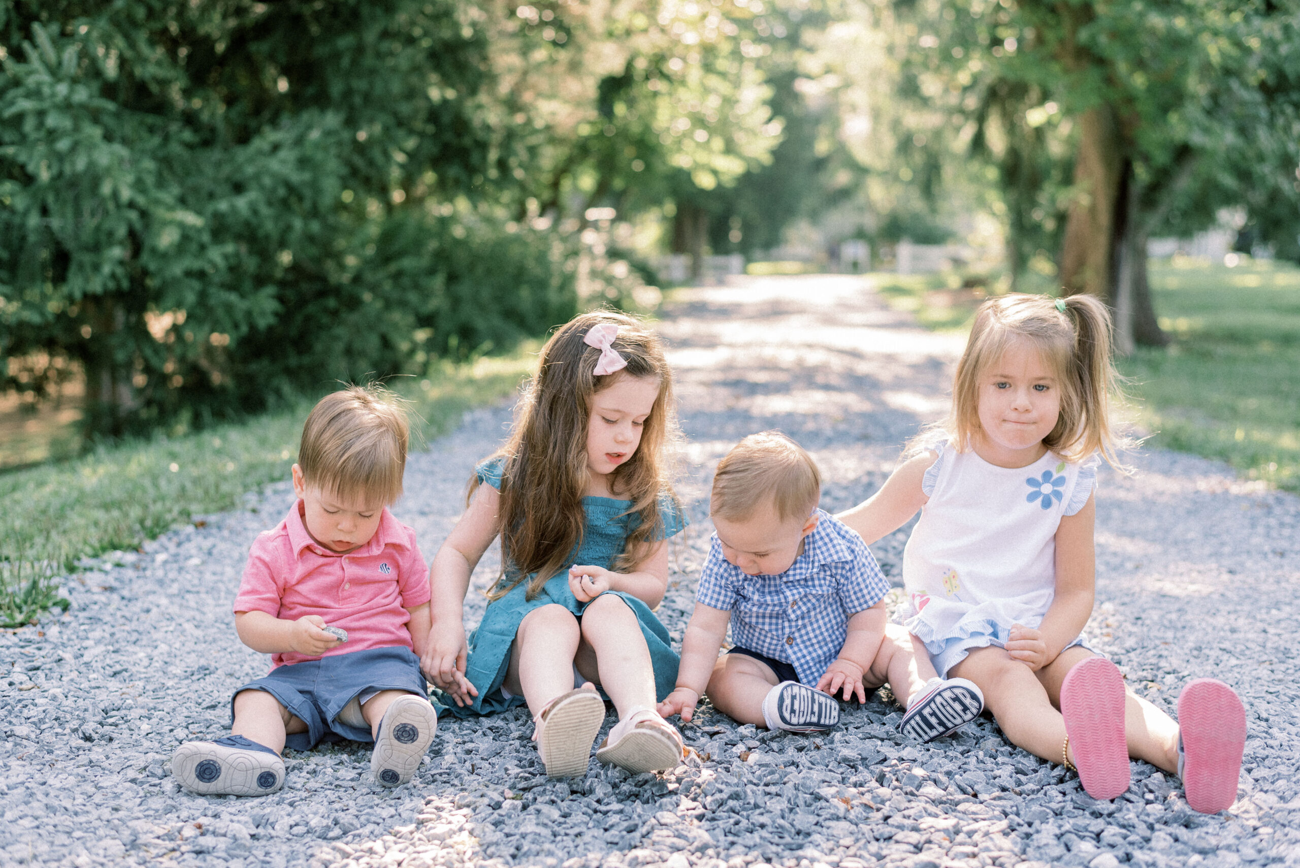 Maryland photographer captures kids sitting on ground together playing