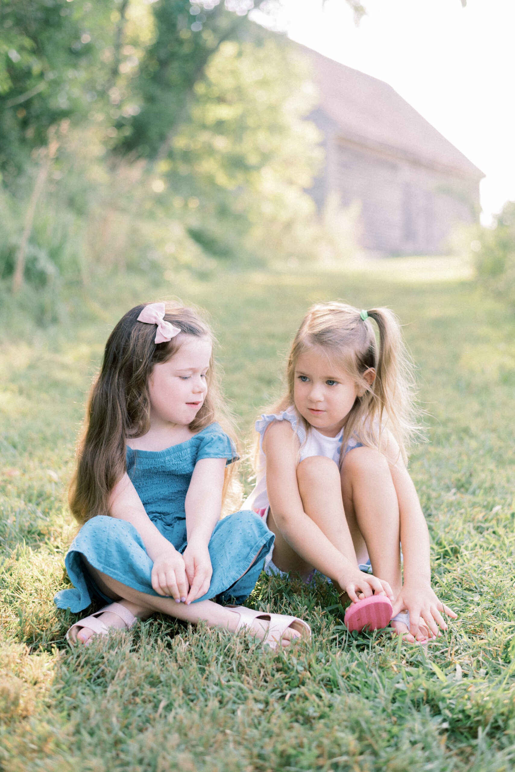 Maryland photographer captures cousins sitting in grass together