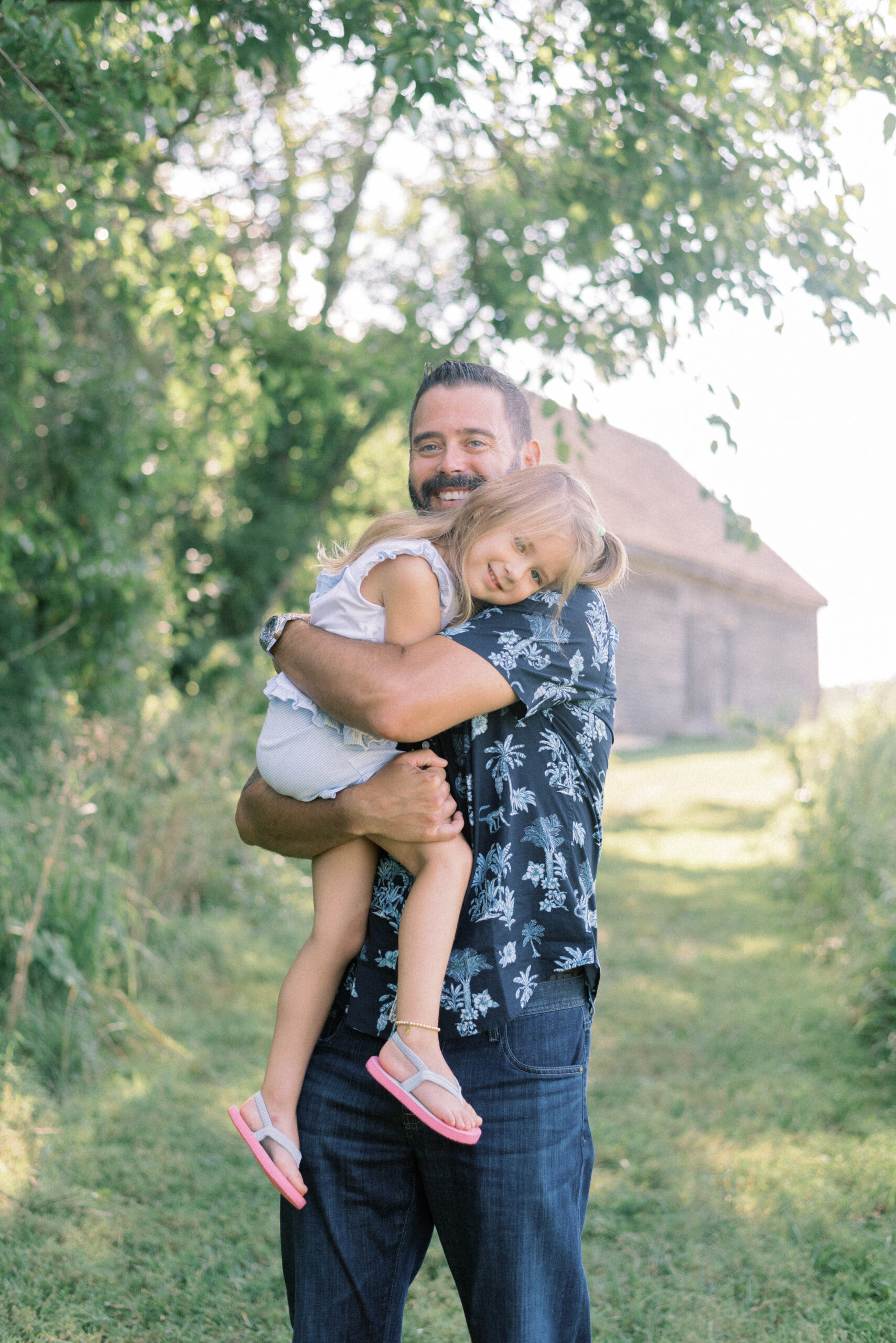 Maryland photographer captures father hugging daughter outside