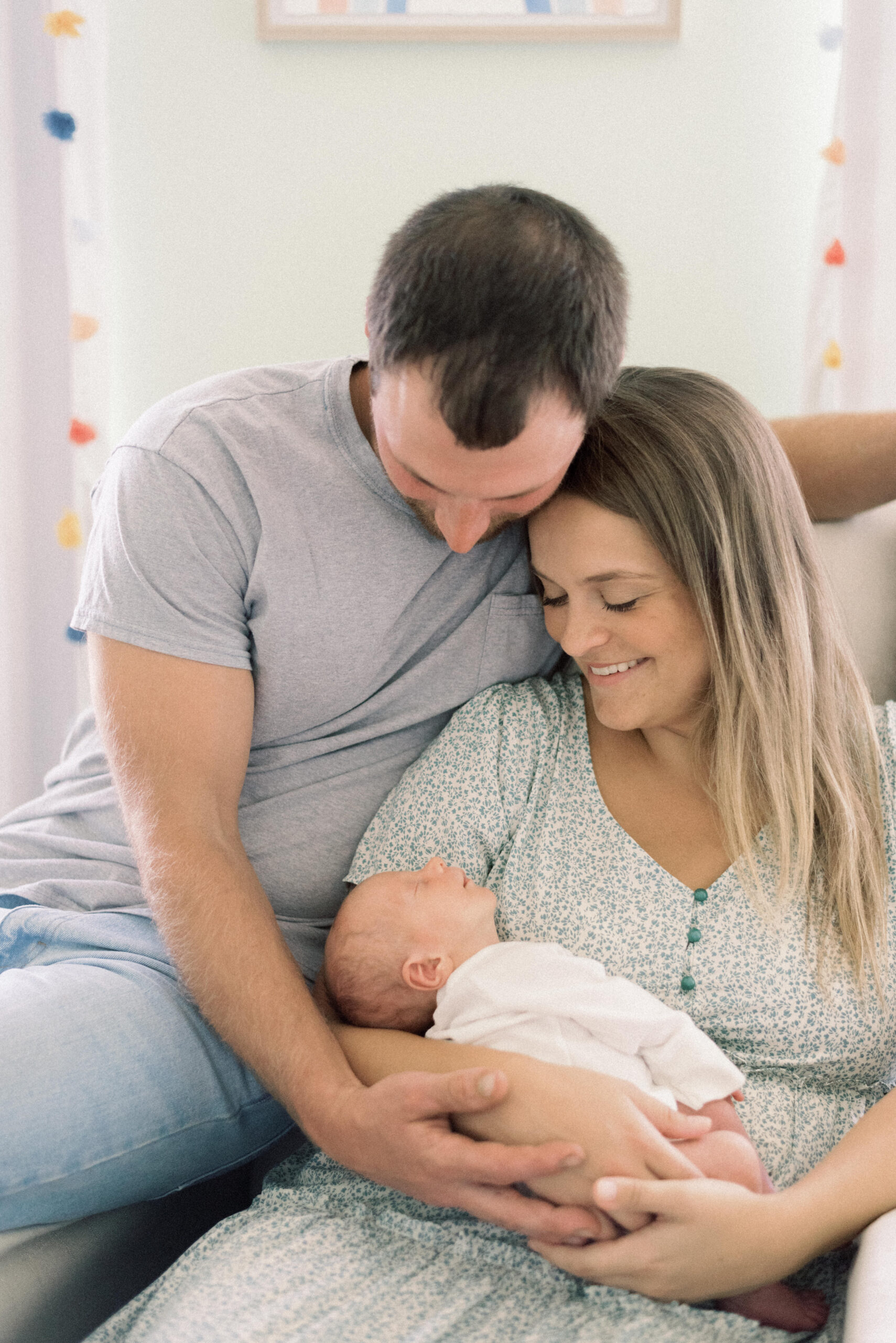 Pennsylvania photographer captures mother and father looking at baby