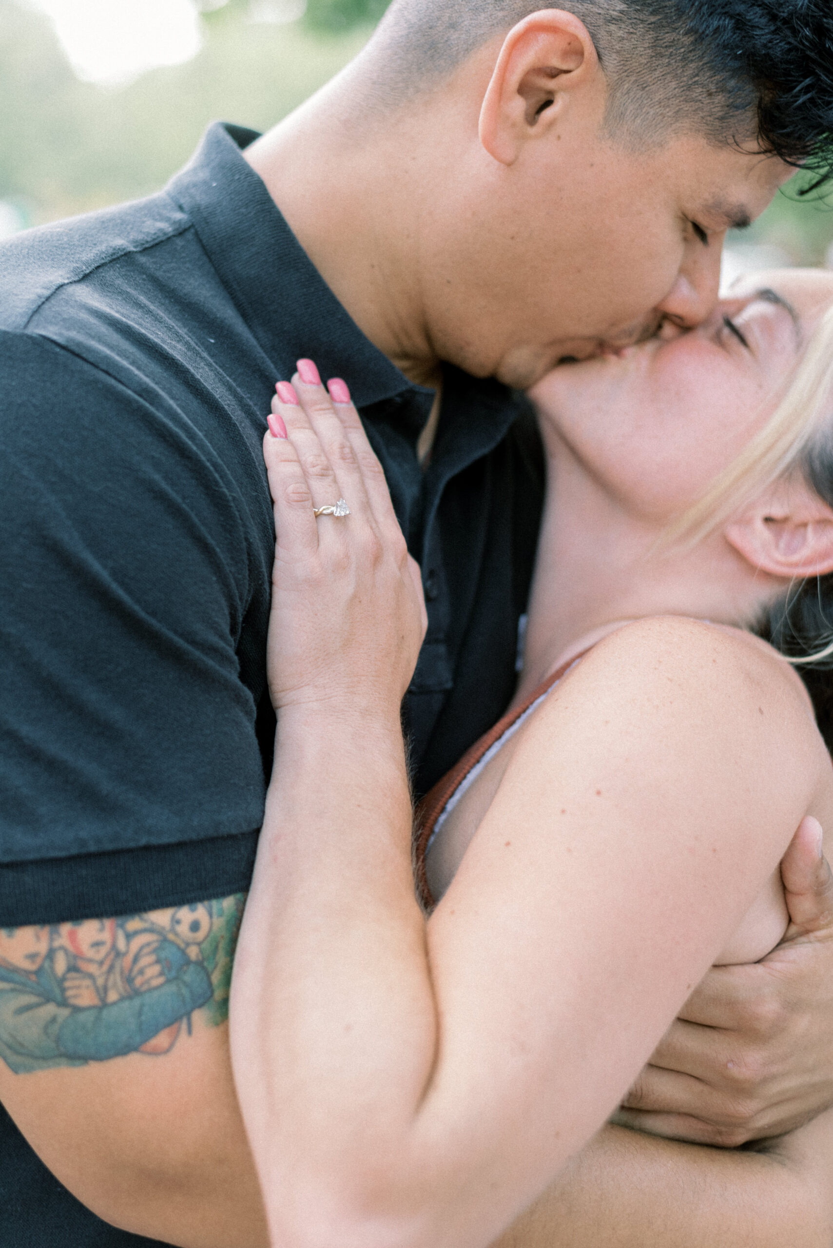 Maryland photographer captures couple kissing