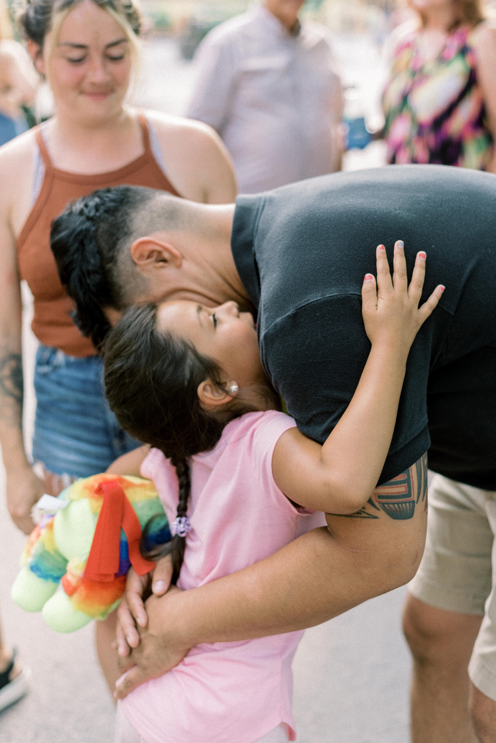 Maryland photographer captures little girl hugging man after proposal