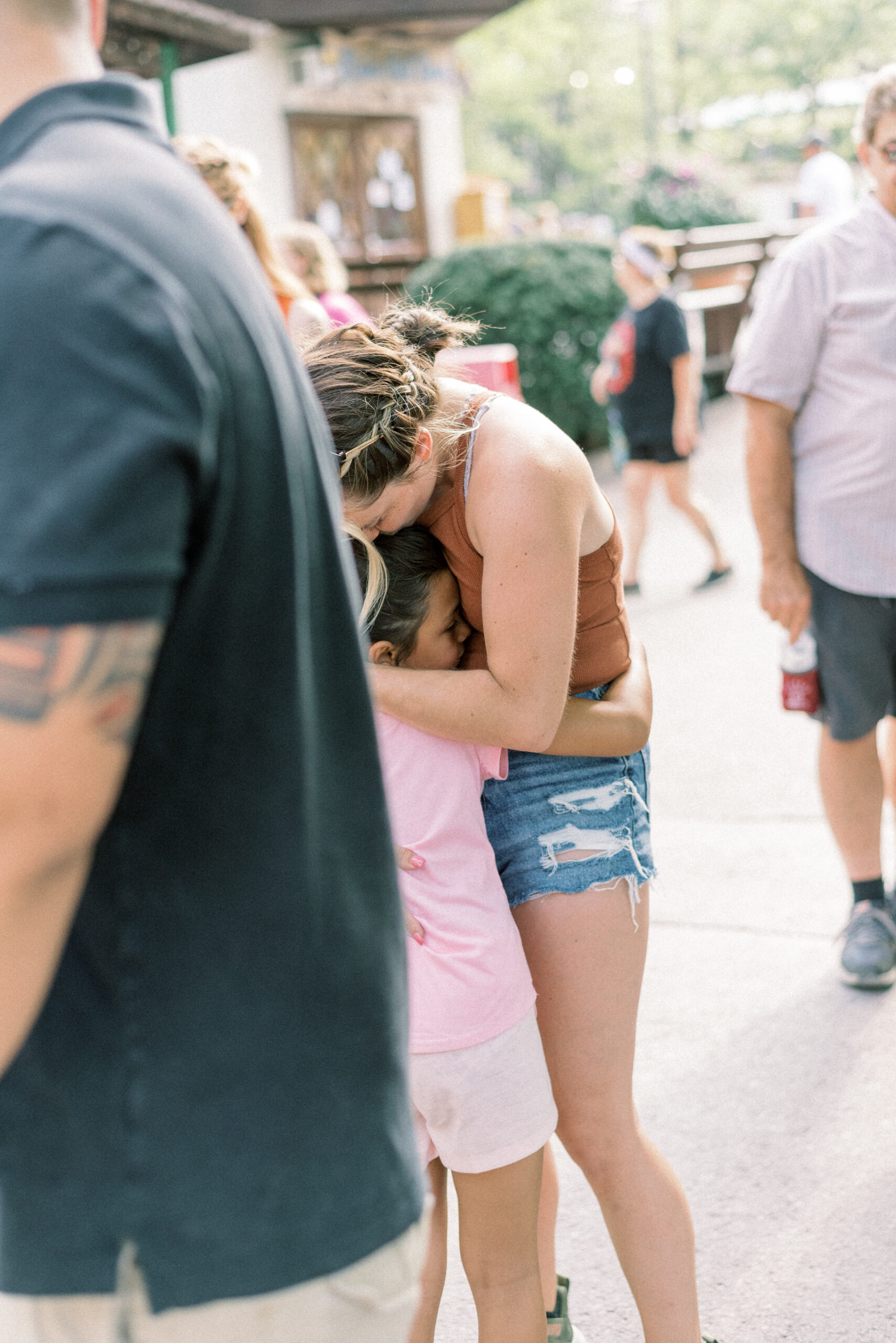 Maryland photographer captures woman hugging little girl