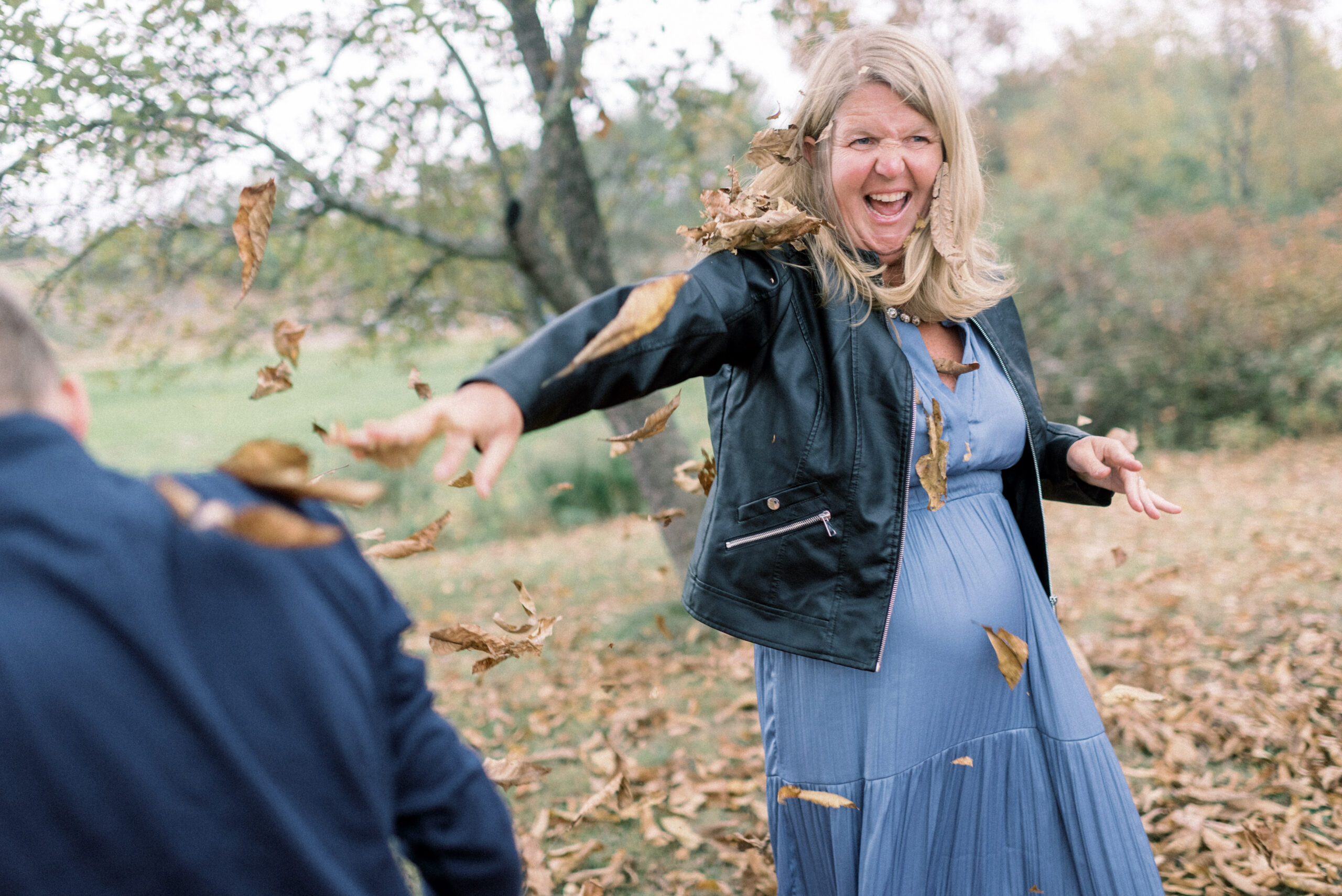 Pennsylvania photographer captures mother playing in leaves with kids