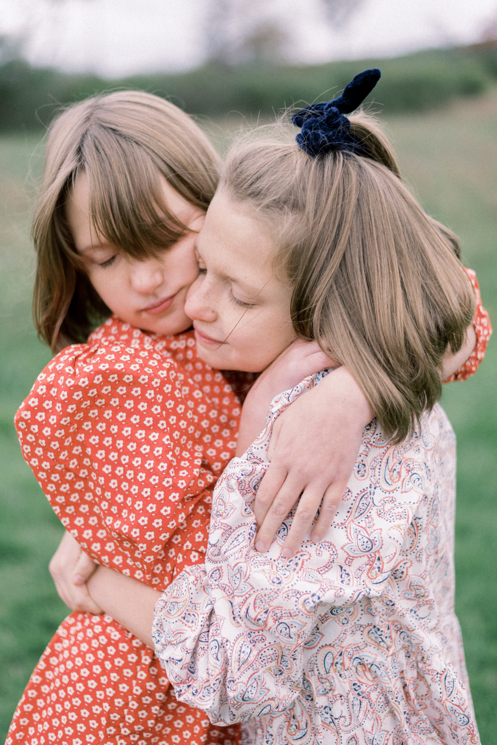 Pennsylvania photographer captures sisters hugging