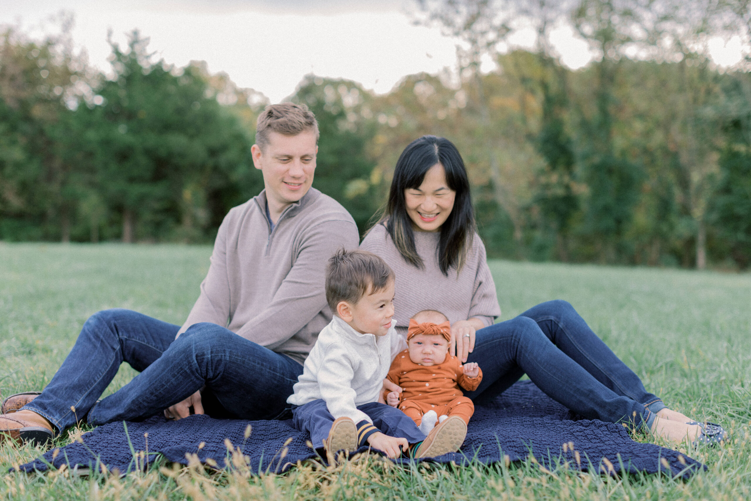 Maryland photographer captures family sitting together on picnic blanket