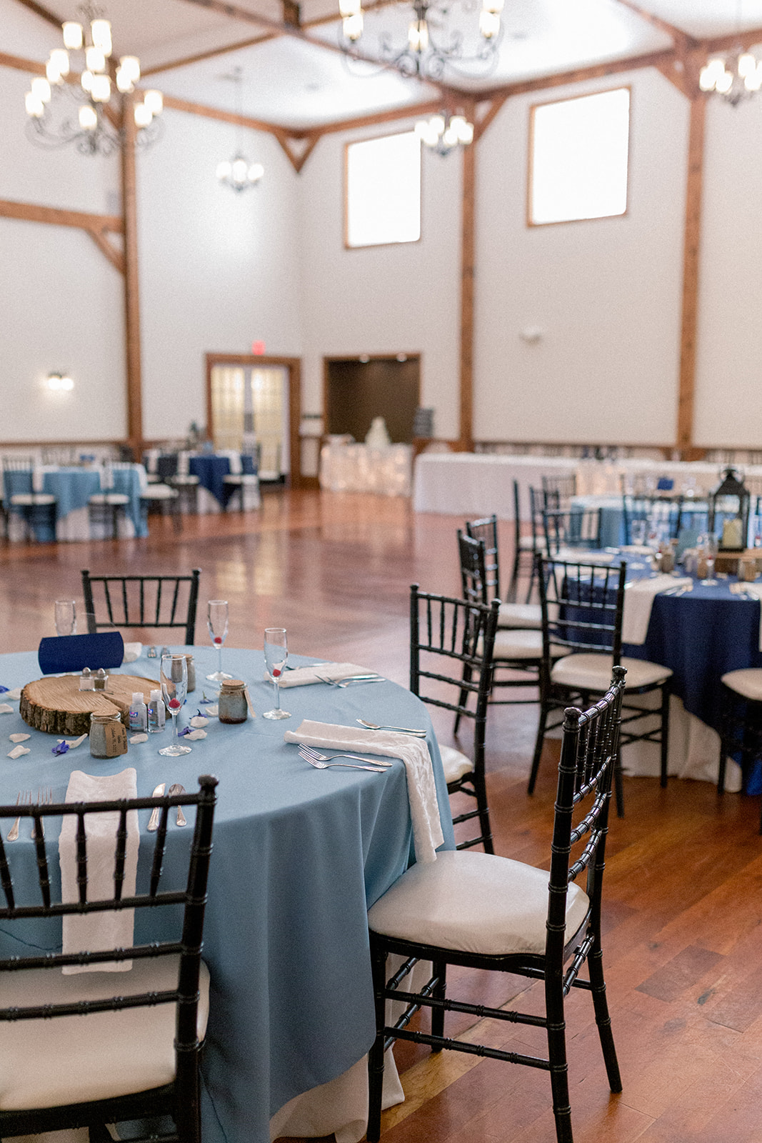 Pennsylvania wedding photographer captures indoor wedding reception tablescape
