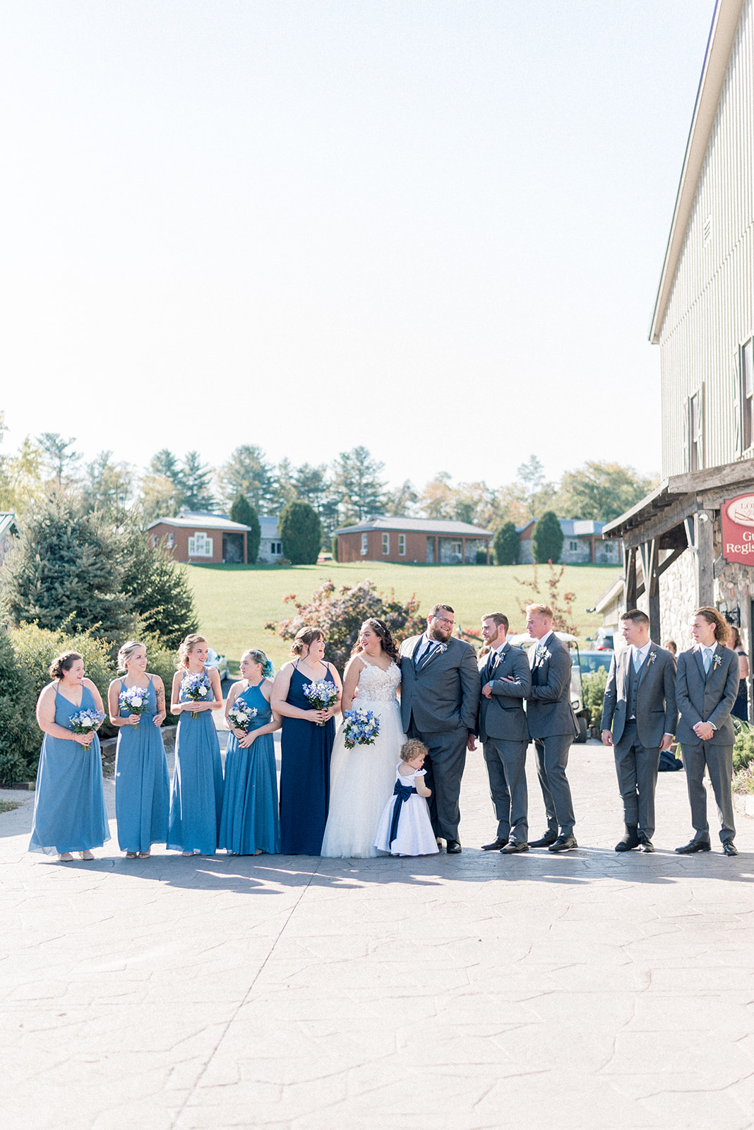 Pennsylvania wedding photographer captures bride and groom with wedding party
