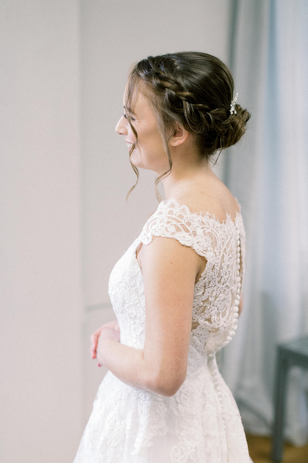 Pennsylvania wedding photographer captures bride wearing wedding dress