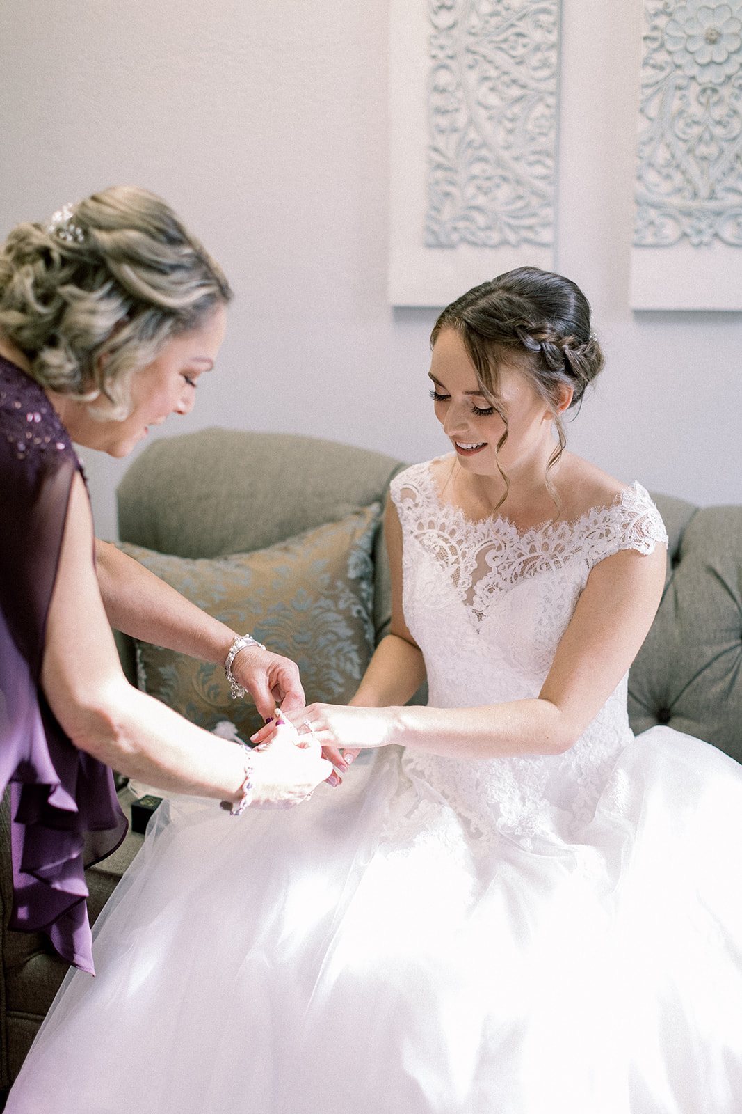 Pennsylvania wedding photographer captures bride getting ready for wedding day