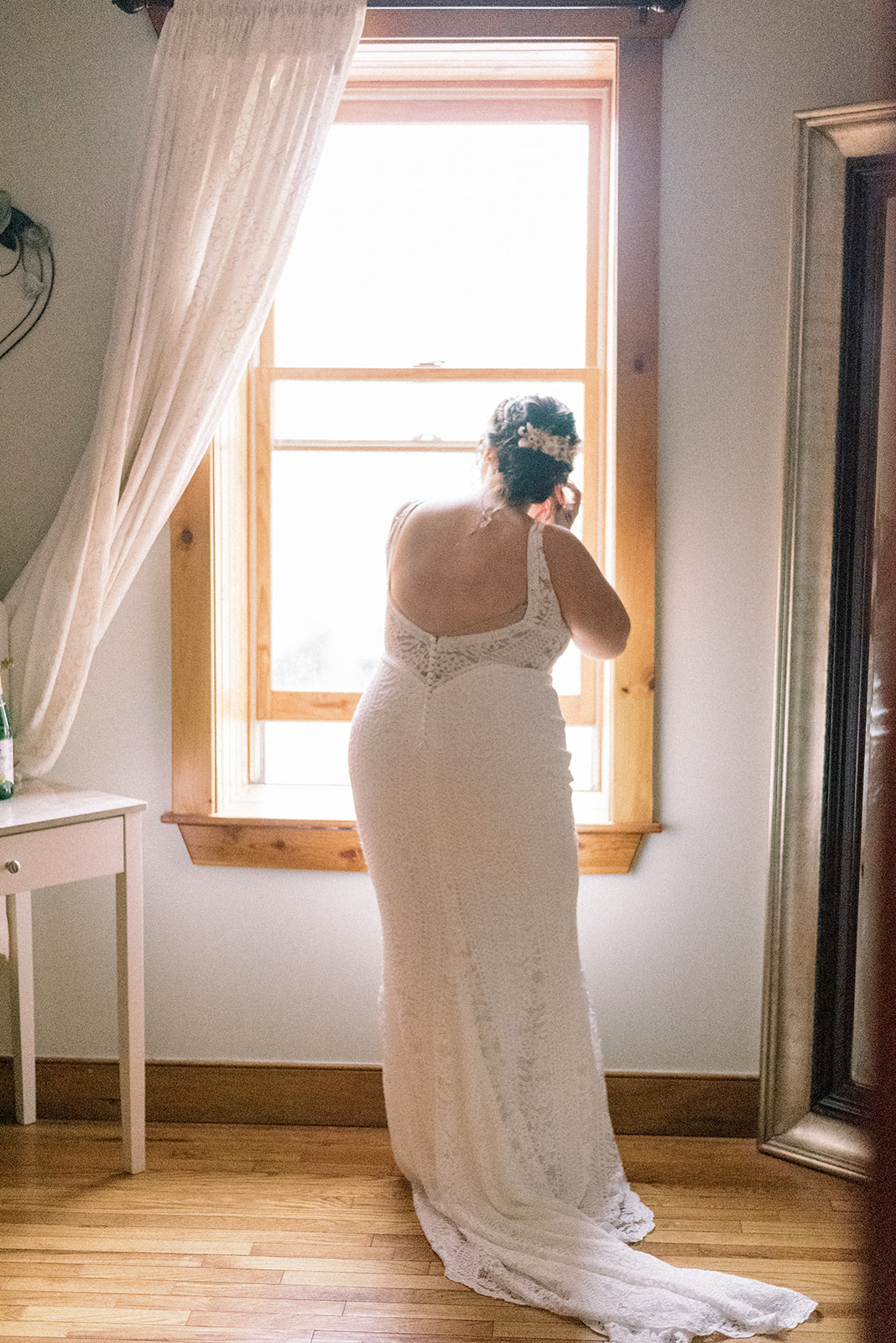 Pennsylvania wedding photographer captures bride getting ready