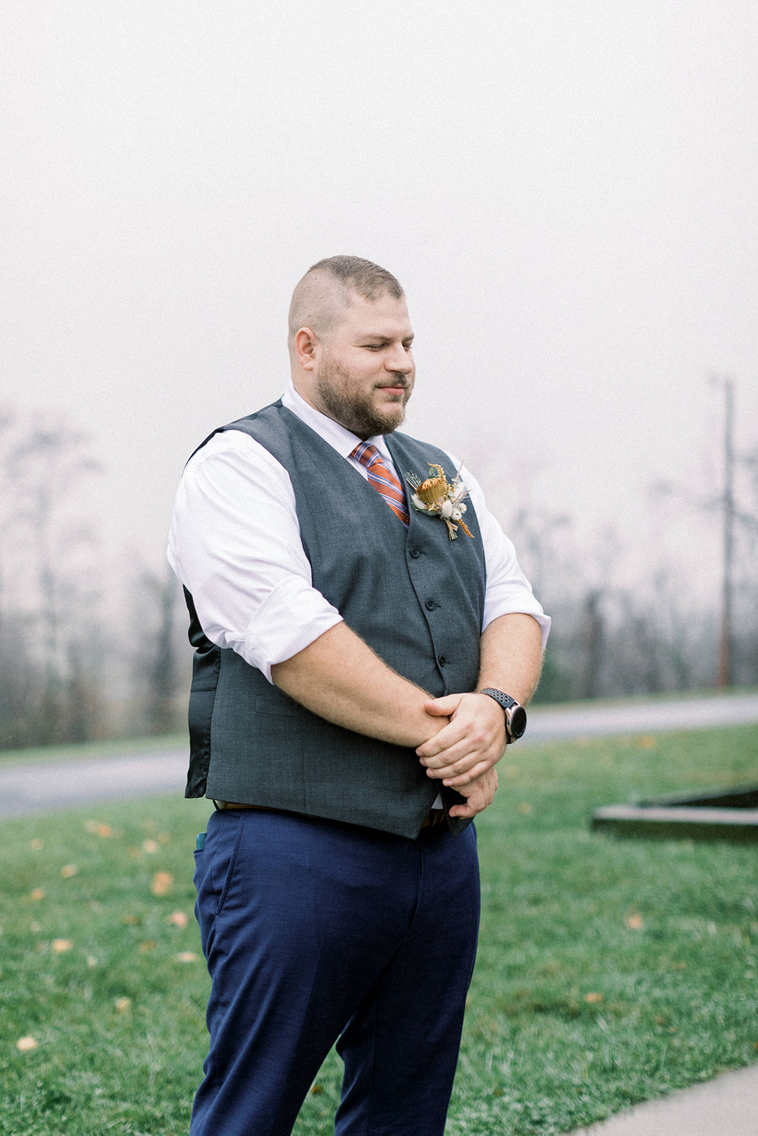 Pennsylvania wedding photographer captures groom waiting for bride before first look