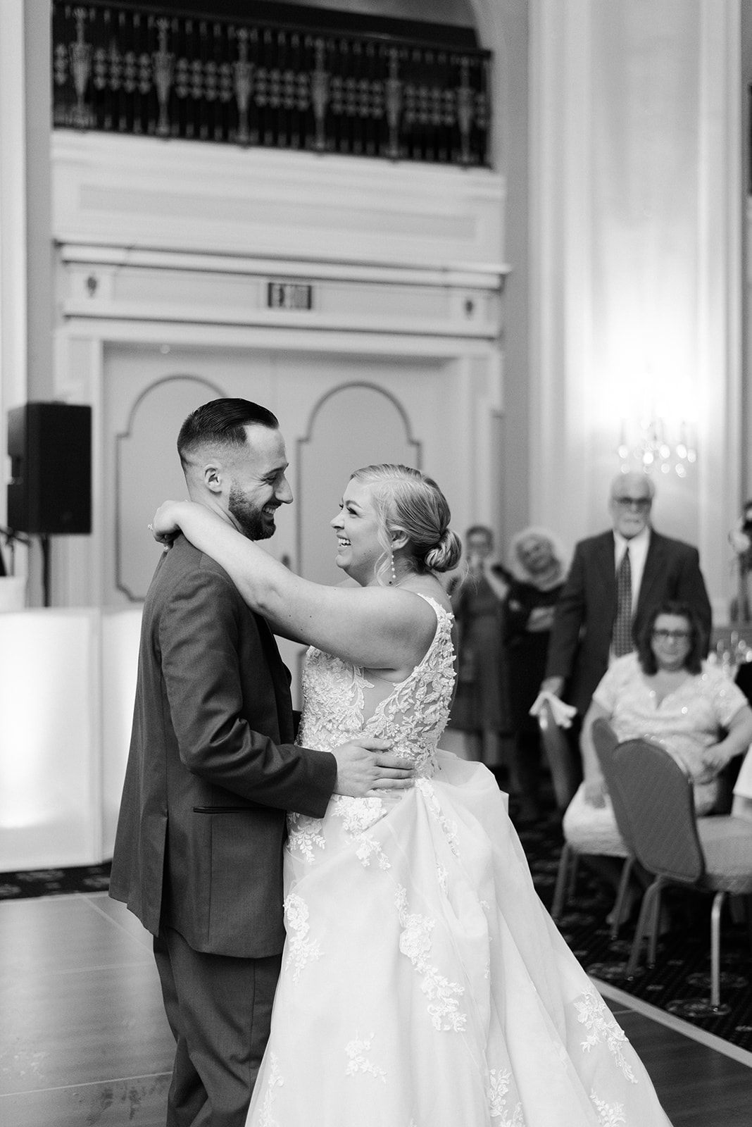 Pennsylvania wedding photographer captures bride and groom first dance