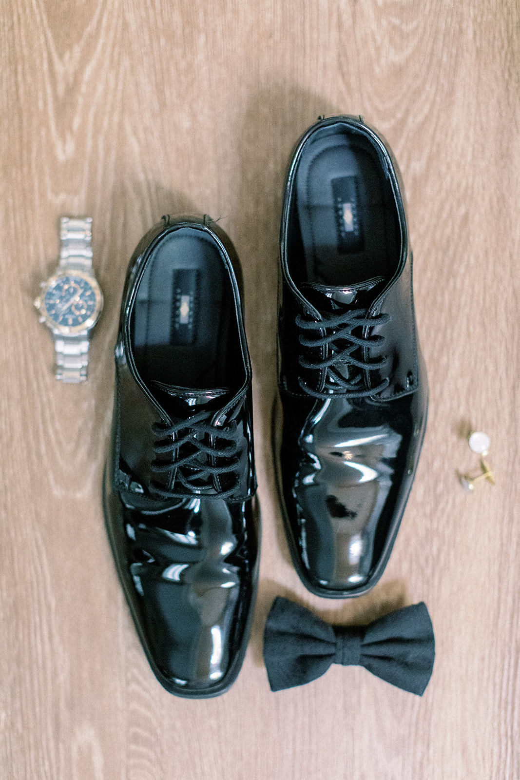 Pennsylvania wedding photographer captures groom's details with shoes, bowtie and watch